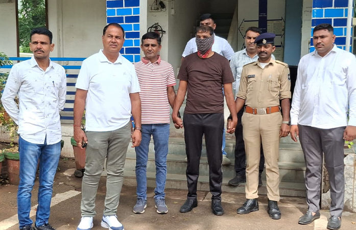 અમદાવાદના નવરંગપુરામાં નજીવી બાબતે ગોળીબાર, સિક્યુરિટી ગાર્ડે સહકર્મી પર બંદૂકથી કર્યો હુમલો અમદાવાદના નવરંગપુરામાં નજીવી બાબતે ગોળીબાર, સિક્યુરિટી ગાર્ડે સહકર્મી પર બંદૂકથી કર્યો હુમલો